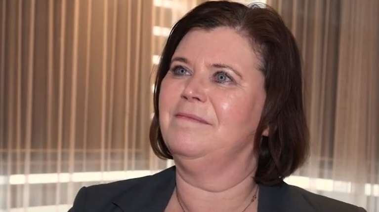 Σάλος στην Ισλανδία: Παραιτήθηκε η υπουργός Παιδείας - Παραδέχτηκε ότι έκανε παιδί με έναν 16χρονο πριν 36 χρόνια