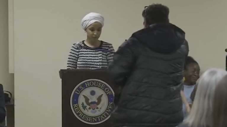 Μινεάπολη: Ανδρας ψέκασε με άγνωστη ουσία βουλευτή των Δημοκρατικών σε ομιλία της κατά της ICE [βίντεο]