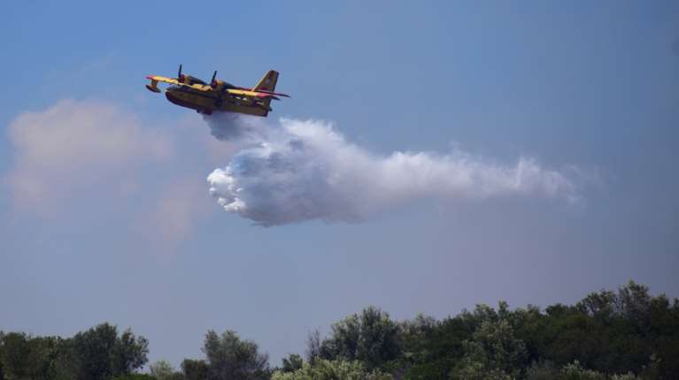 Φωτιά στο Ωραιόκαστρο Θεσσαλονίκης, σηκώθηκαν πέντε αεροσκάφη