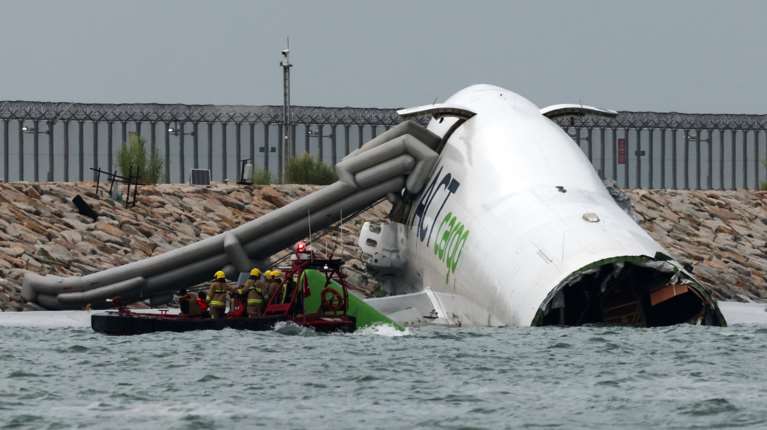 Χονγκ Κονγκ: Εμπορικό αεροσκάφος της Emirates γλίστρησε από τον διάδρομο και έπεσε στη θάλασσα - Δύο νεκροί [εικόνες]