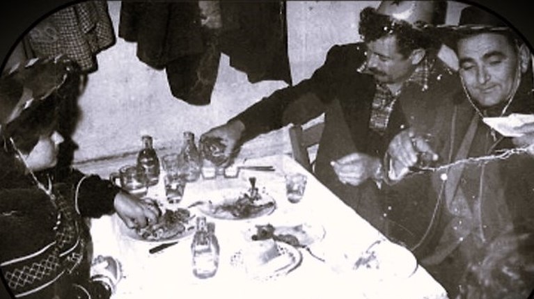 Τσικνίζοντας