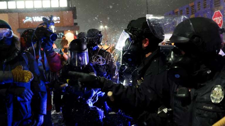 Οργή στη Μινεάπολη: Υπό πίεση o Τραμπ μετά τον δεύτερο θάνατο διαδηλωτή – Παίζει το χαρτί της αποκλιμάκωσης