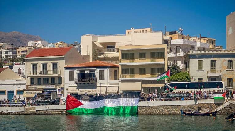 Λασίθι: Επεισόδια κατά την άφιξη του πλοίου με τους Ισραηλινούς τουρίστες - Αστυνομικός ψέκασε με χημικά και... συναδέλφους του