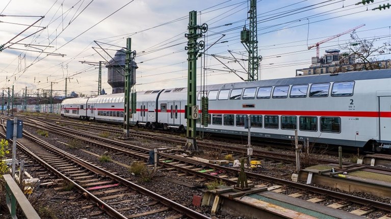 ΓΕΡΜΑΝΙΑ ΕΠΙΘΕΣΗ ΣΕ ΣΙΔΗΡΟΔΡΟΜΙΚΟ - ΣΥΝΕΛΗΦΘΗ 26ΧΡΟΝΟΣ ΕΛΛΗΝΑΣ