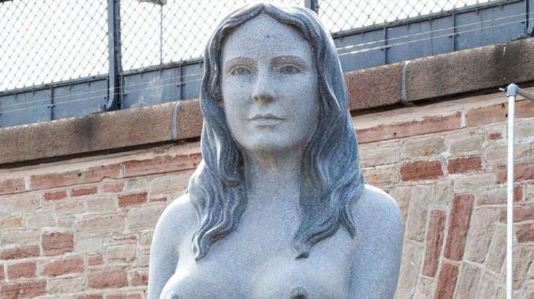 &quot;Χυδαίο και πορνογραφικό&quot;: Σάλος στη Δανία για το γυμνόστηθο άγαλμα της &quot;Μεγάλης Γοργόνας&quot; - Γιατί το έργο διχάζει