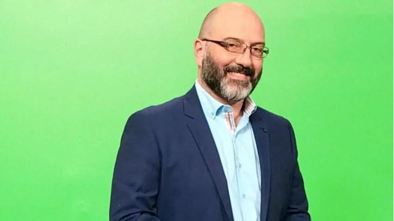 Σάκης Αρναούτογλου