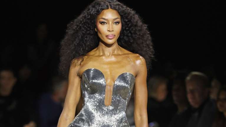 H Naomi Campbell με το χτένισμα που λίγες θα τολμούσαν