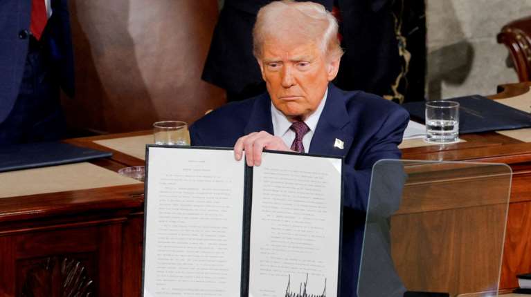 Ανάλυση Economist: Πώς οι δασμοί του Τραμπ θα &quot;γονατίσουν&quot; τις αμερικανικές αυτοκινητοβιομηχανίες- Πυροβολεί τα πόδια του