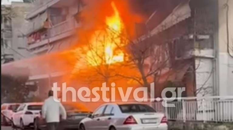 Θεσσαλονίκη: Μεγάλη φωτιά σε διαμέρισμα - Εκτεταμένες υλικές ζημιές [βίντεο]