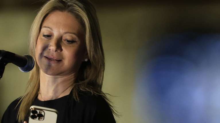 Κεντρικό πρόσωπο στις δημοσκοπήσεις η Καρυστιανού - Το 32,2% των πολιτών λέει ότι &quot;σίγουρα ή μάλλον&quot; θα την ψήφιζε