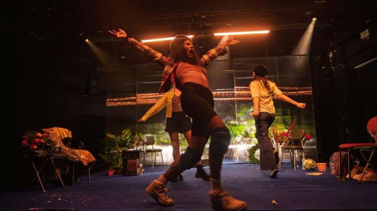 "IRЯINA" στο Υπόγειο του Θεάτρου Τέχνης - Ενα έργο εμπνευσμένο από τις "Τρεις αδελφές" του Τσέχωφ