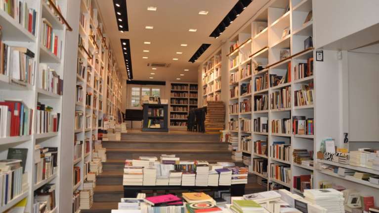 &quot;Επί Λέξει&quot;: Γιατί ξαφνικά κατεβάζει ρολά το αγαπημένο βιβλιοπωλείο της οδού Ακαδημίας