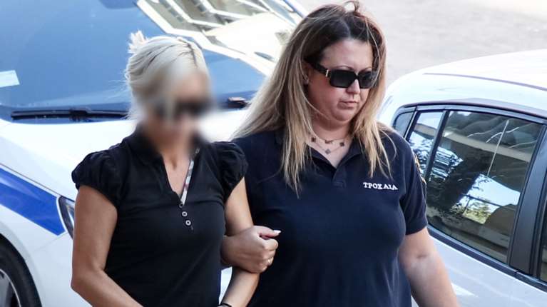 Τροχαίο στη Θέρμη: &quot;Δεν κατάλαβα ότι συγκρούστηκα με άλλο όχημα - Ζητάω ταπεινά συγγνώμη&quot;, λέει η 45χρονη με την Πόρσε