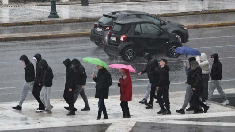 Κολυδάς: Διαδοχικές μεταβολές του καιρού με βροχές, καταιγίδες και χιόνια έως την Τσικνοπέμπτη