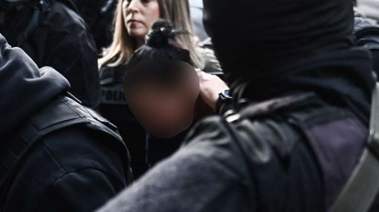 Δολοφονία στη Σαλαμίνα: Προφυλακίστηκε η 46χρονη - Αρνείται ότι σκότωσε την 75χρονη πεθερά της