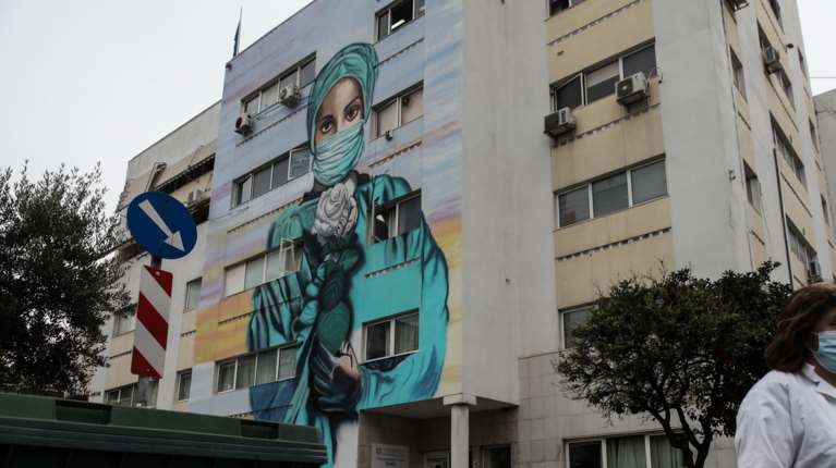 Γιαννάκος για 62χρονη στο Τζάνειο: Υπάρχει αισιοδοξία για τη ζωή της - Δεν εγκατέλειψε το πόστο του ο νοσηλευτής