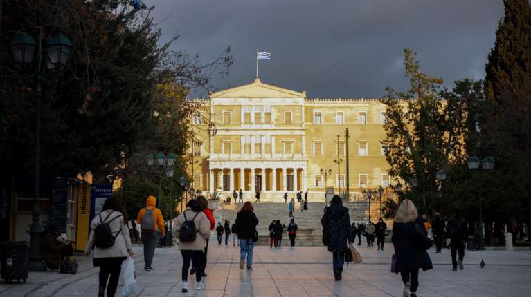 Επιχείρηση &quot;ζεστό χρήμα&quot;: Επίδομα 250€ και αυξήσεις στους συνταξιούχους, επίδομα θέρμανσης, επιστροφή ενοικίου