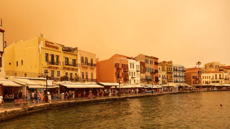 Κρήτη: Τα Χανιά πριν και μετά το πέρασμα της αφρικανικής σκόνης – Εντυπωσιακή δορυφορική λήψη