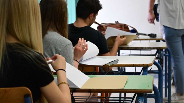 Πανελλήνιες 2025: Χρήσιμες οδηγίες - Τι επιτρέπεται και τι απαγορεύεται να έχουν μαζί τους οι υποψήφιοι