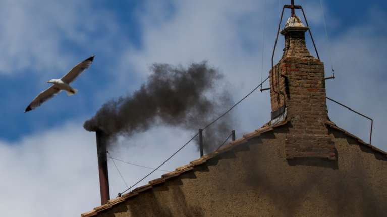 Μαύρος καπνός και στην πρώτη σημερινή ψηφοφορία για την εκλογή νέου Πάπα [Live]