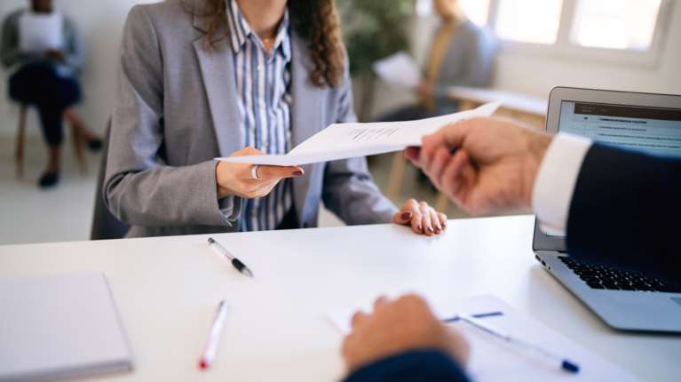Πώς το επίδομα ανεργίας θα φτάνει έως 1.297 ευρώ - Ο νέος μηχανισμός