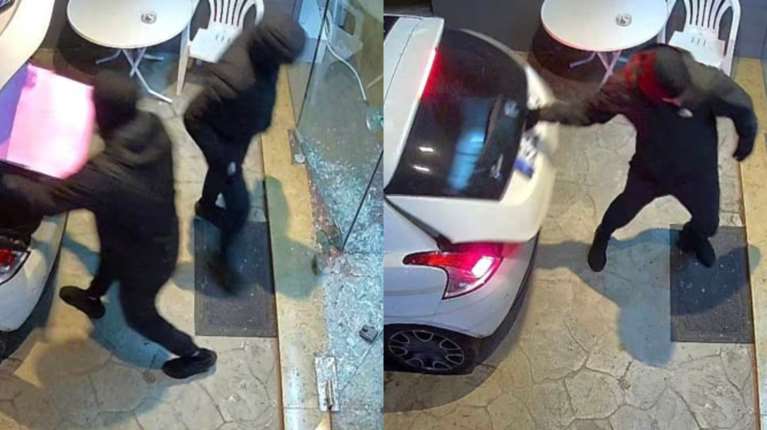 Κινηματογραφική ληστεία στη Βάρη: Διέλυσαν την πόρτα καταστήματος με αμάξι και αρπαξαν όσα περισσότερα μπορούσαν