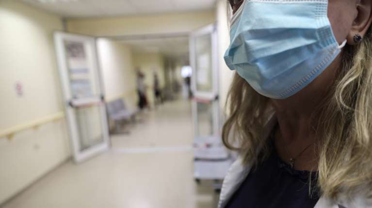 Σαρώνουν γρίπη και RSV που προσβάλλουν το αναπνευστικό: Γεμίζουν τα νοσοκομεία - Πού εντοπίζονται τα κρούσματα