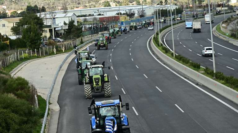 Τραβούν το σχοινί οι αγρότες με μπλόκα τύπου "πολιορκίας" – Σήμερα η τελευταία κυβερνητική πρόσκληση σε διάλογο