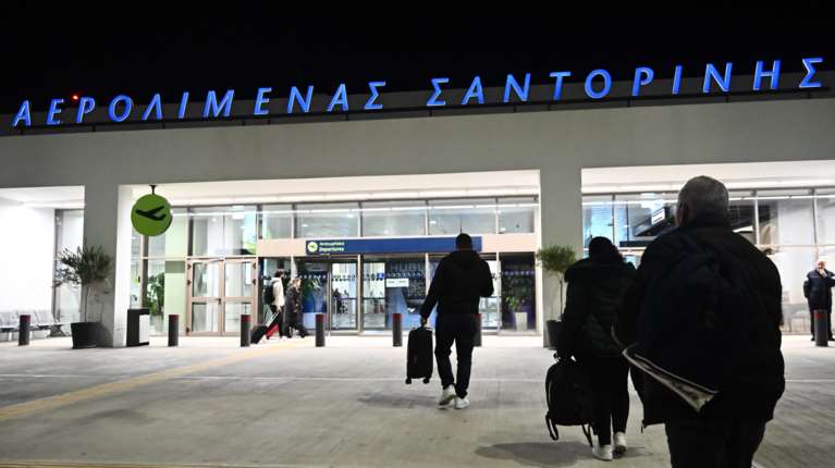 Kλείνουν προσωρινά τα αεροδρόμια Κέρκυρας και Σαντορίνης λόγω εργασιών