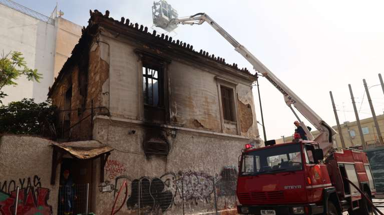 Πυρκαγιά σε εγκαταλελειμμένο κτήριο στην οδό Λιοσίων - Με ειδικό βραχιονοφόρο όχημα η πυροσβεστική