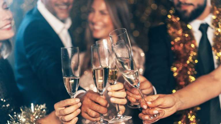 Εκπλήξεις, χαρά και φλερτ: Τα 3 ζώδια που θα ζήσουν την τέλεια παραμονή Πρωτοχρονιάς