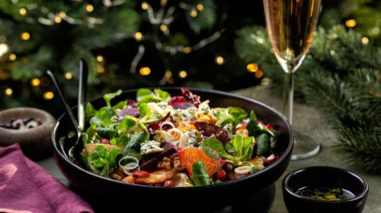 Οι σαλάτες του γιορτινού τραπεζιού: 5 προτάσεις που θα εντυπωσιάσουν τους καλεσμένους σας