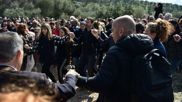 Καθαρά Δευτέρα: &quot;Βούλιαξε&quot; ο λόφος του Φιλοπάππου - Γλέντι με χορούς και σαρακοστιανά [εικόνες-βίντεο]