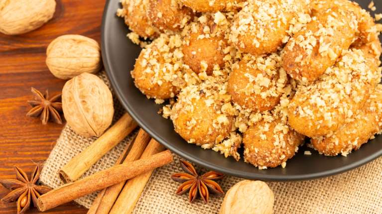 Η πιο δημοφιλής συνταγή για μελομακάρονα που θα τα φτιάχνετε ξανά και ξανά