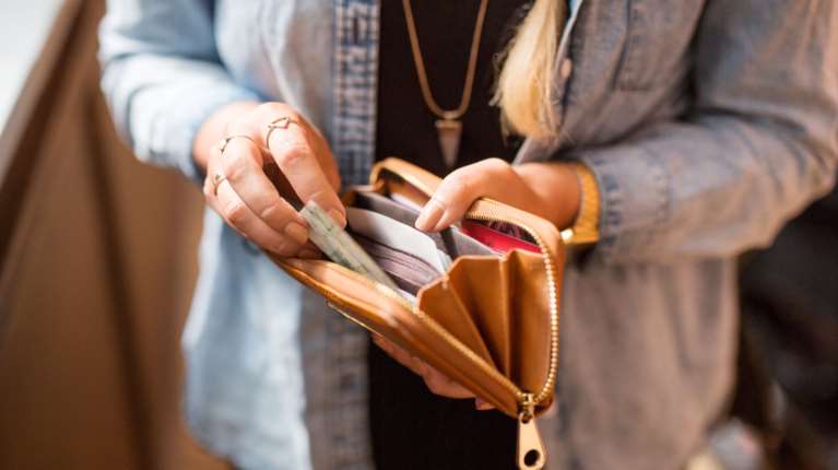 Ποιο στυλ πορτοφολιού ταιριάζει καλύτερα με διαφορετικούς τύπους τσαντών;