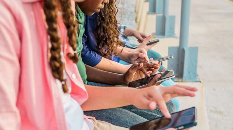 Ψυχική υγεία, ύπνος, αυτοεκτίμηση: Ανησυχία από τον εθισμό των εφήβων στα social media - Λαμβάνονται μέτρα