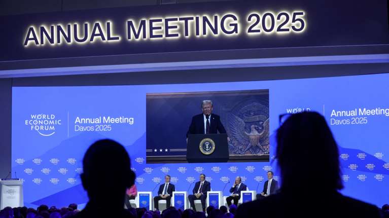 Προειδοποίηση Τραμπ στο Νταβός: Ελάτε στην Αμερική να παράγετε τα προϊόντα σας, αλλιώς θα πληρώσετε δασμούς