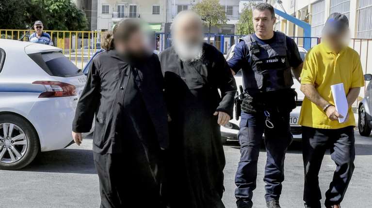 Καλάβρυτα: Προφυλακιστέοι ο ηγούμενος και οι άλλοι πέντε συλληφθέντες για την υπόθεση αρχαιοκαπηλίας