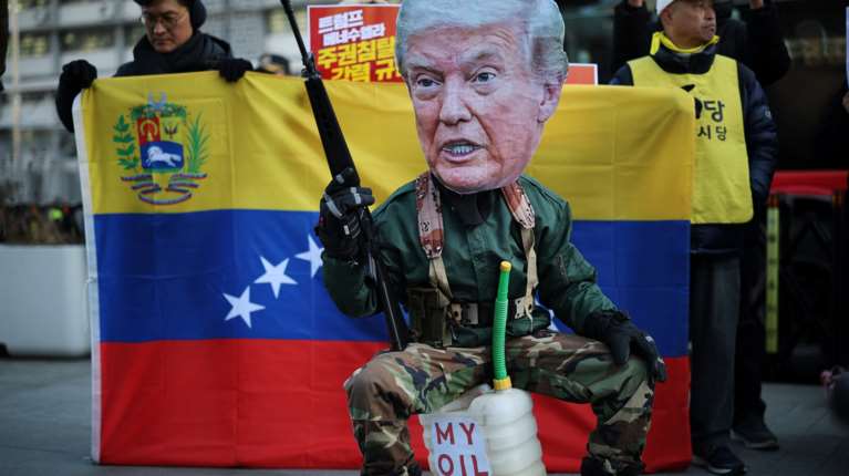 "Δεν χρειάζομαι Διεθνές Δίκαιο": Το δόγμα Άγριας Δύσης του Τραμπ προκαλεί "παγωμάρα" στους Ευρωπαίους