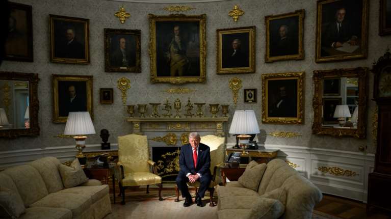 Ο Τραμπ τα αλλάζει όλα στον Λευκό Οίκο: Πώς γέμισε το Οβάλ Γραφείο με πίνακες &quot;κρυμένους&quot; για 100 χρόνια