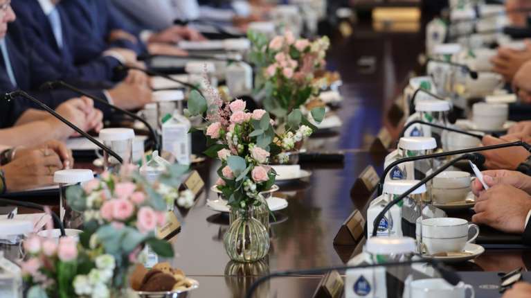 Ποιος υπουργός είναι "βλαξ με τεράστια αυτοπεποίθηση"; - Το καρφί εκ των έσω που άναψε φωτιές στην κυβέρνηση