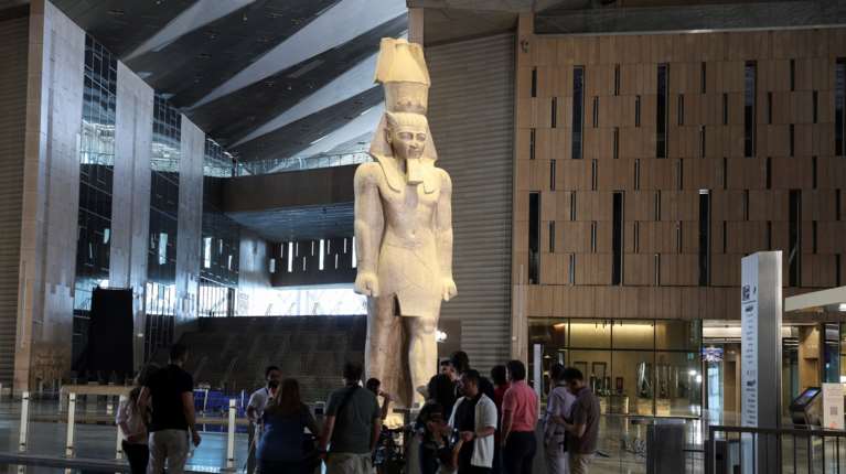 Ανοίγει τις πύλες του το Μεγάλο Aιγυπτιακό Μουσείο: Το μεγαλύτερο στον κόσμο, χτισμένο δίπλα στις πυραμίδες [εικόνες]