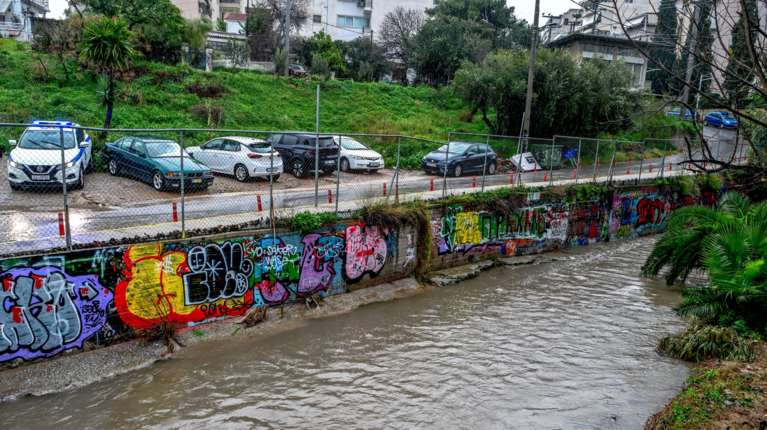 Κακοκαιρία: Εκκενώθηκαν τρία σπίτια στον Άγιο Δημήτριο - Συναγερμός για το ρέμα της Πικροδάφνης που φούσκωσε