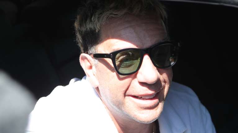 Τα πρώτα λόγια του Γιώργου Μαζωνάκη μετά το εξιτήριο: "Όλα είναι μια χαρά", αναμένεται να κινηθεί νομικά [εικόνες]