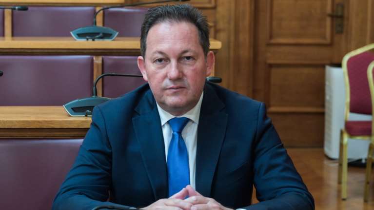 Πέτσας για Καραμανλή: Δεν είναι καθόλου αυτονόητο ότι δεν θα υπάρξουν διαρροές από τη ΝΔ για την προανακριτική