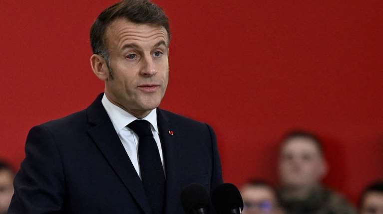 Το πρησμένο μάτι του Εμανουέλ Μακρόν και το τραγούδι με το οποίο το αιτιολόγησε [βίντεο]