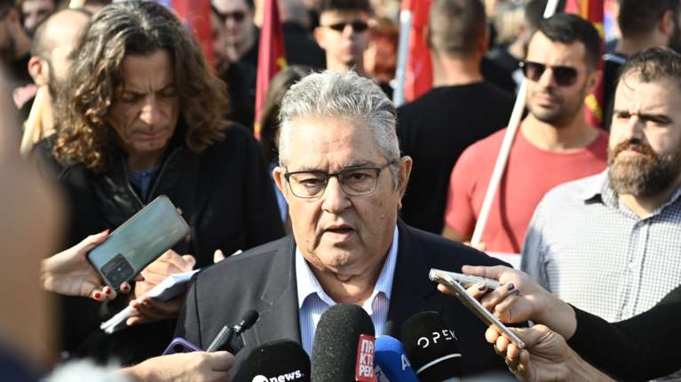 Δημήτρης Κουτσούμπας: Η λαϊκή διαμαρτυρία και πρωτοβουλία ποτέ δεν προσέβαλε το Μνημείο του Άγνωστου Στρατιώτη