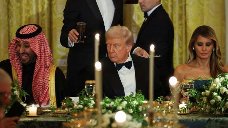 Ολα τα βλέμματα στη Μελάνια: Με σμαραγδένιο φόρεμα στο επίσημο δείπνο Τραμπ για τον Σαλμάν - Παρόντες Μασκ, Ρονάλντο