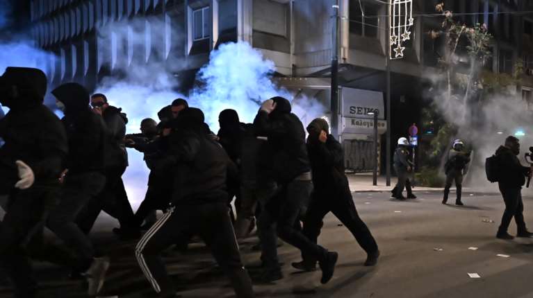 Επέτειος Γρηγορόπουλου: Επεισόδια με ξύλο και χημικά στο κέντρο της Αθήνας - Συλλήψεις και προσαγωγές