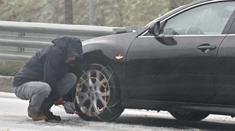 Συναγερμός για τον νέο χιονιά: Υποχρεωτικές οι αντιολισθητικές αλυσίδες σε όλη την Αττική - Ήχησε το 112 στην Εύβοια - "Θα χιονίσει και στην Πεντέλη"